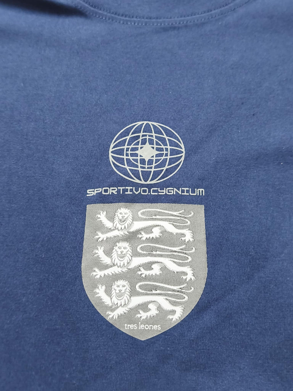 Tres Leones T Shirt in Navy